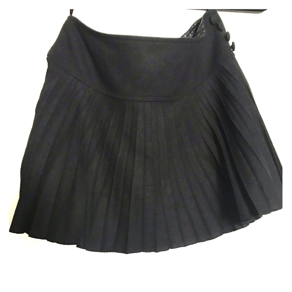 Black Short pleated winter mini-skirt. zipper.